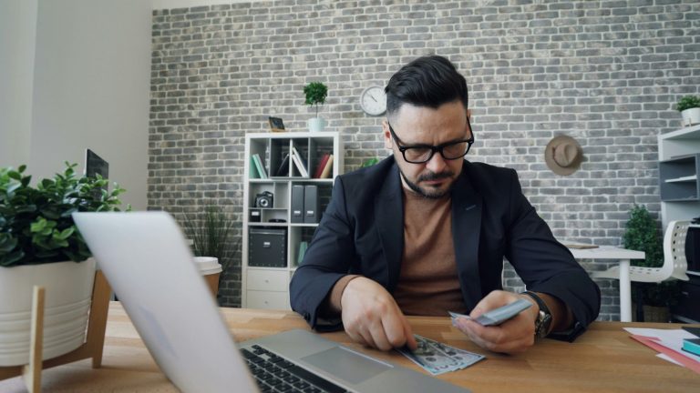 Partita IVA o Società: quale forma giuridica conviene per la tua attività?